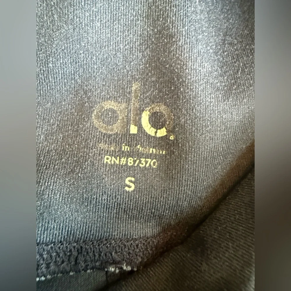Alo Yoga.High-Waist Airbrush Legging Capri in Dark Crystal Sky Blue. Size Small